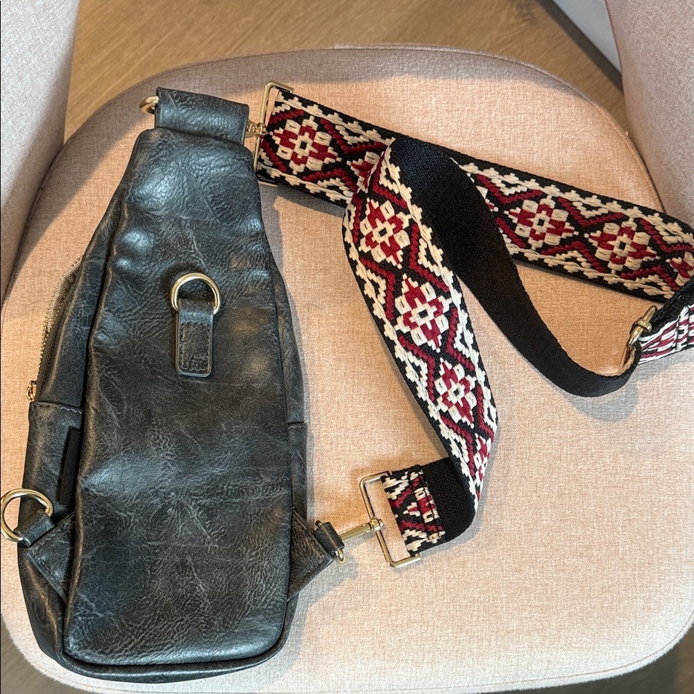 Stylish Black Leather Sling Bag - Picture 2 of 2